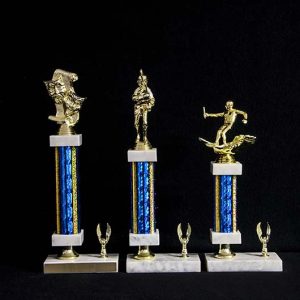 Single tier trophy with side mount